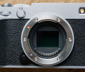Fujifilm X-E5 Mirrorless Camera Review: Compact Color Science in a Retro Package