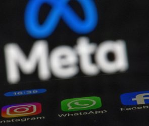 The apps Instagram, Facebook and WhatsApp can be seen on the display of a smartphone in front of the logo of the Meta internet company.