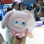 California lawmaker proposes a four-year ban on AI chatbots in kids’ toys缩略图 A general view shows fairgoers playing with an interactive doll at the Nubia booth at the Shanghai New Expo Center during the opening day of the World Artificial Intelligence Conference (WAIC) 2025 in Shanghai, China