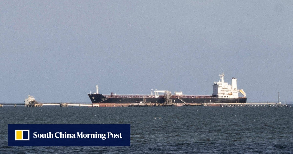 2 supertankers sailing to pick up Venezuelan oil for China make U-turn, ship data shows
