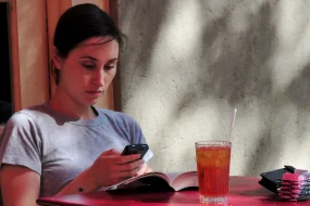 Image illustration for article on financial advice given by AI to younger people in the UK.