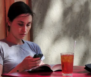 Image illustration for article on financial advice given by AI to younger people in the UK.