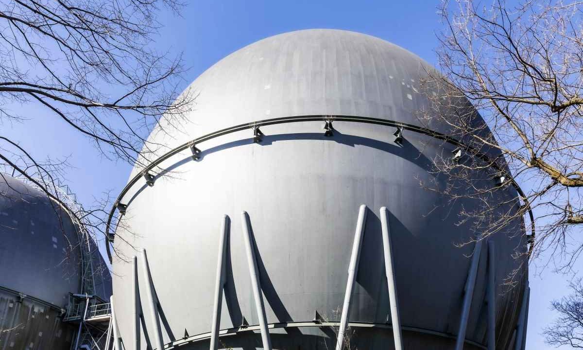 Industrial hydrogen storage tank stands against a blue sky.