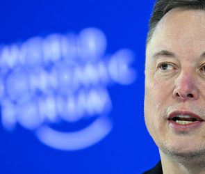 With co-founders leaving and an IPO looming, Elon Musk turns talk to the moon