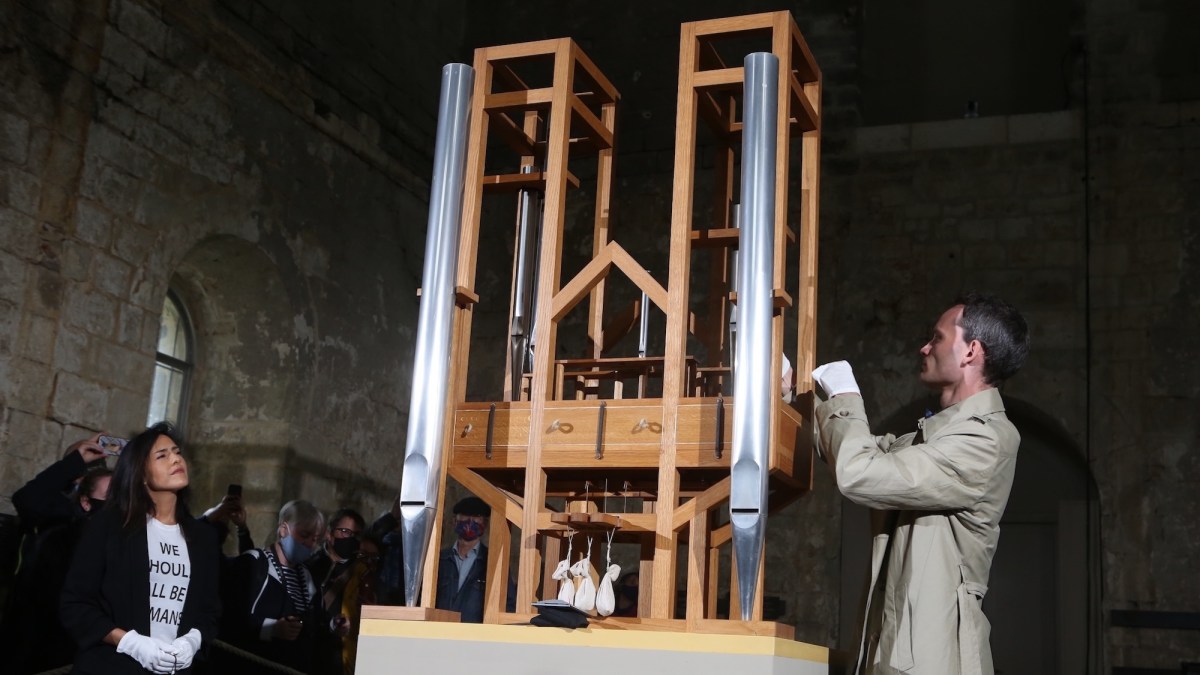 This pipe organ is playing a single, nonstop song until 2640