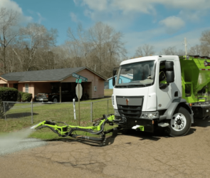 Asphalt-spraying truck fixes potholes in minutes