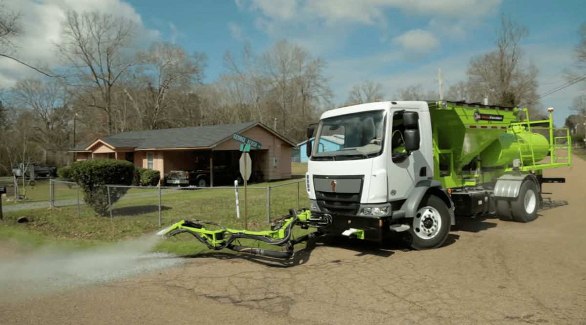 Asphalt-spraying truck fixes potholes in minutes