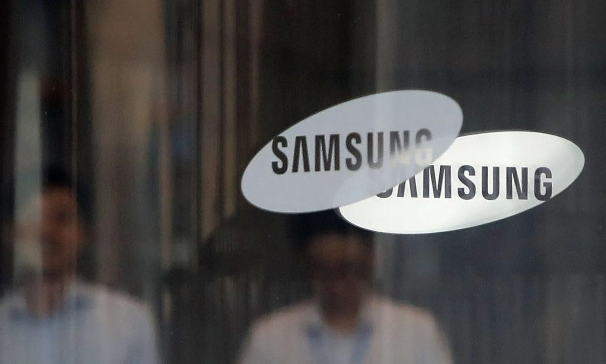 SEOUL, SOUTH KOREA - AUGUST 25: The Samsung logo is displayed at the Samsung office on August 25, 2017 in Seoul, South Korea. Prosecutors are seeking a 12-year jail sentence. Lee, de facto chief of South Korean conglomerate, faces five charges connecting the bribery scandal involving ousted former President Park Geun-hye and her confidant Choi Soon-sil. The verdict affects the business of Samsung, which has launched new Galaxy Note 8 smartphone to wipe out the misery of exploding Note 7 last year. (Photo by Chung Sung-Jun/Getty Images)