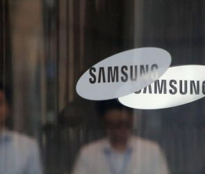 SEOUL, SOUTH KOREA - AUGUST 25: The Samsung logo is displayed at the Samsung office on August 25, 2017 in Seoul, South Korea. Prosecutors are seeking a 12-year jail sentence. Lee, de facto chief of South Korean conglomerate, faces five charges connecting the bribery scandal involving ousted former President Park Geun-hye and her confidant Choi Soon-sil. The verdict affects the business of Samsung, which has launched new Galaxy Note 8 smartphone to wipe out the misery of exploding Note 7 last year. (Photo by Chung Sung-Jun/Getty Images)