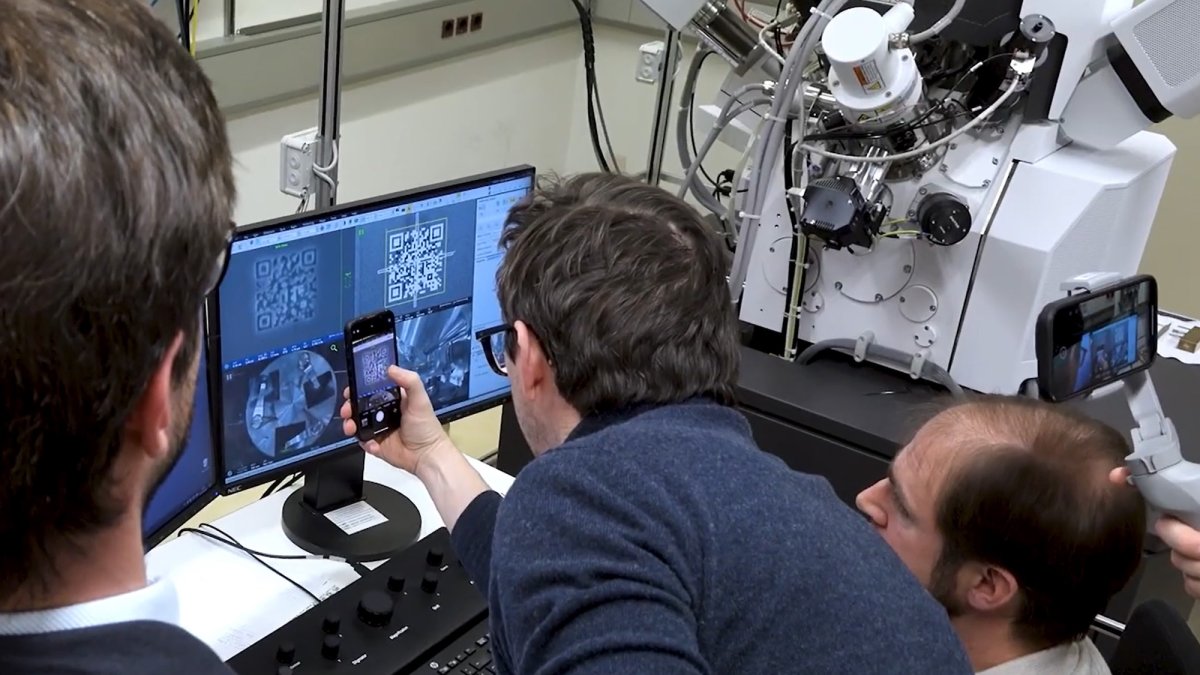 World's smallest QR code is thinner than a lightwave