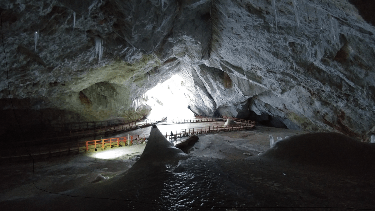5,000-year-old bacteria thawed in Romanian ice cave