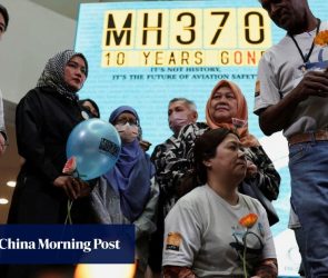 Families of MH370 passengers urge Malaysia to extend ocean search
