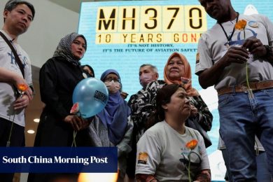 Families of MH370 passengers urge Malaysia to extend ocean search