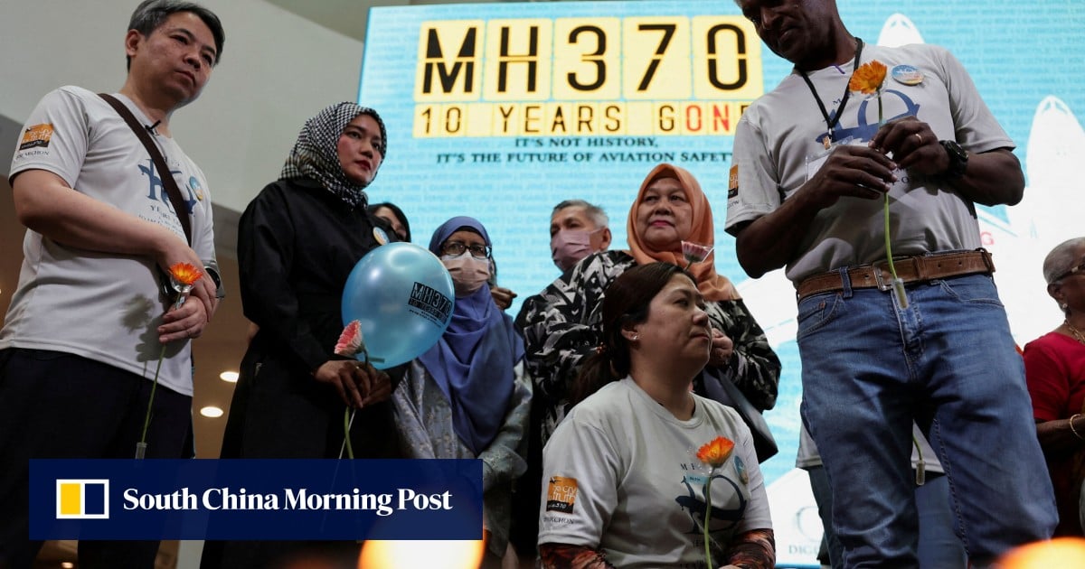 Families of MH370 passengers urge Malaysia to extend ocean search