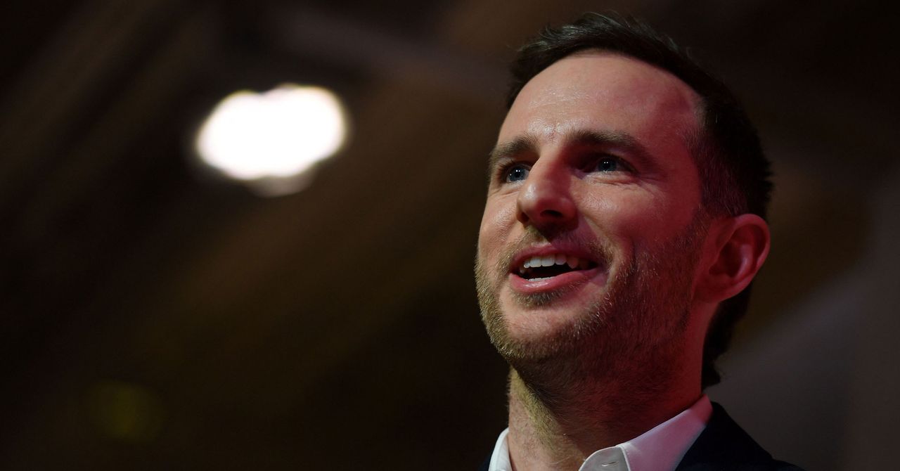 What Is That Mysterious Metallic Device US Chief Design Officer Joe Gebbia Is Using?