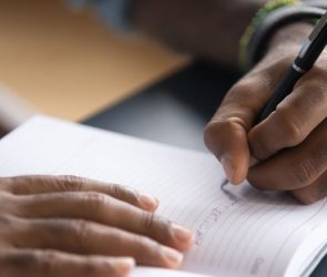 Left-Handed People Are More Competitive, Says Science