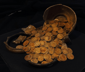 A buried jar of imperial gold coins resurfaces in Russia