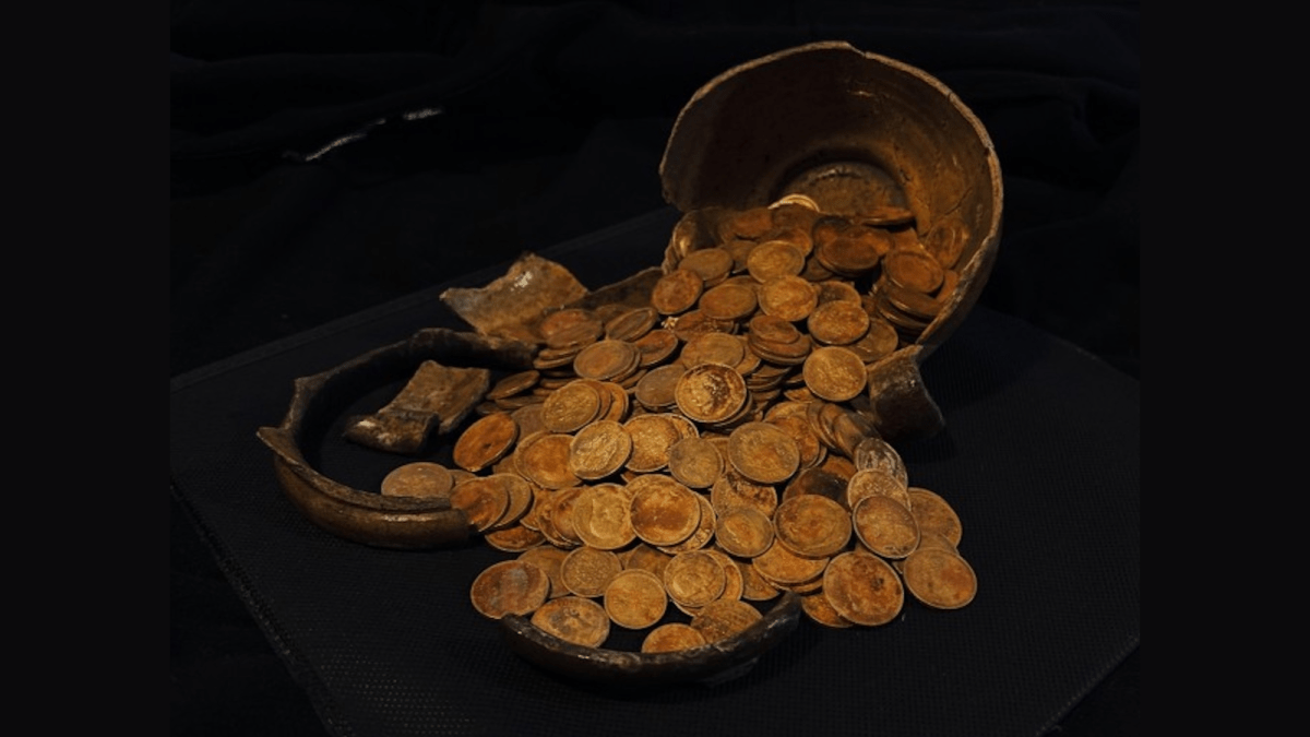 A buried jar of imperial gold coins resurfaces in Russia