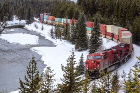 How Can a Locomotive Pull a Long Train That’s Much Heavier?