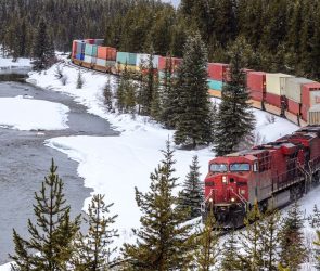 How Can a Locomotive Pull a Long Train That’s Much Heavier?